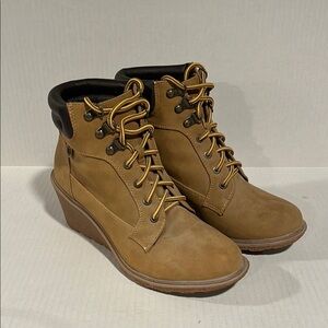 Tan Lace Up Boots with Padded Collar and Rounded Toe Size 8